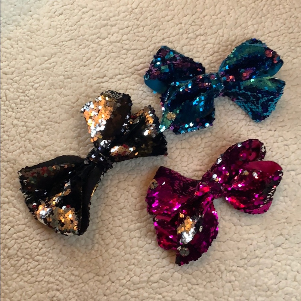 3 jojo bows.